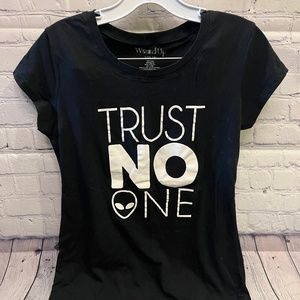 🌻trust no one alien shirt